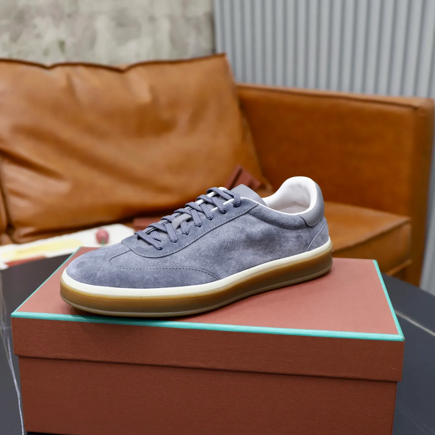 Ex-factory price: 560💰Loro Riana men’s moral training sneakers! Made from high-quality materials and designed in a low-cut silhouette, it offers an elegant and stylish look that's suitable for year-round wear. The unique double-layer sole aesthetic design, caramel cup-shaped outsole is decorated with off-white rubber trim, creating an attractive color combination. Pair with tailored pieces or jeans for a sophisticated yet casual look. The heel is decorated with soft cow leather tongue with Kummel color inserts and cotton laces with embossed LP logo. Upper: cow split suede. Lining: original thickened soft sheepskin. Size: 38-39-40-41-42-43-44 (customized in 45.46)